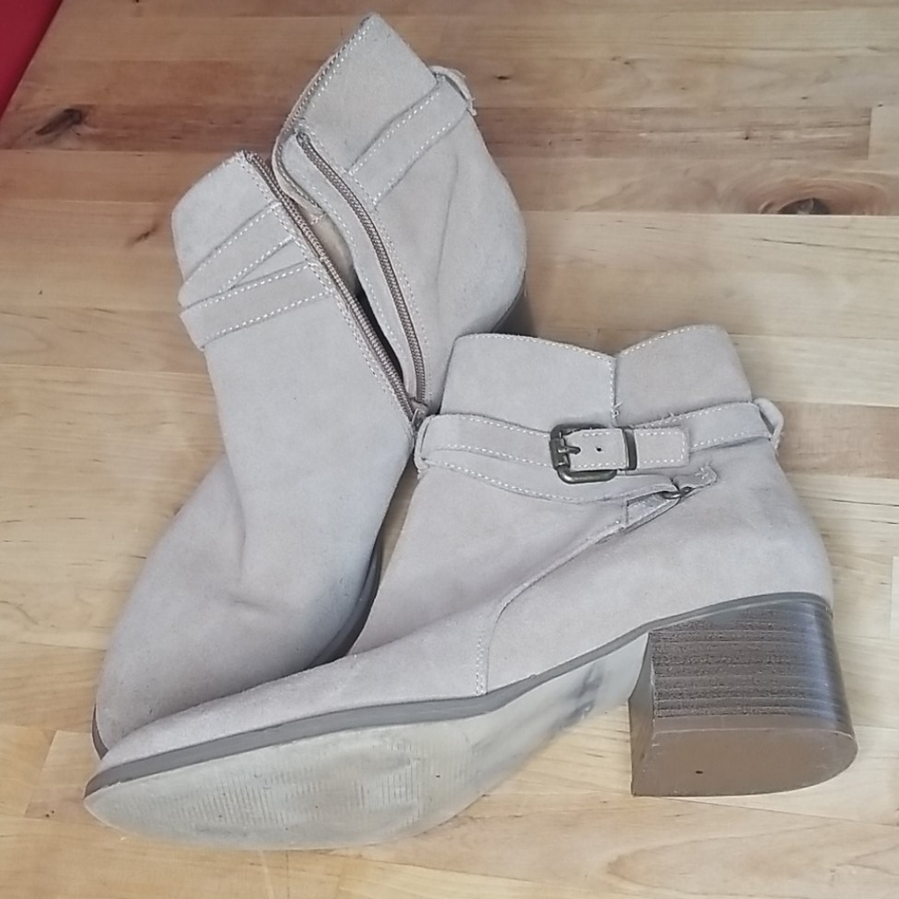 Gap ankle bootie size 10 block heel ankle strap